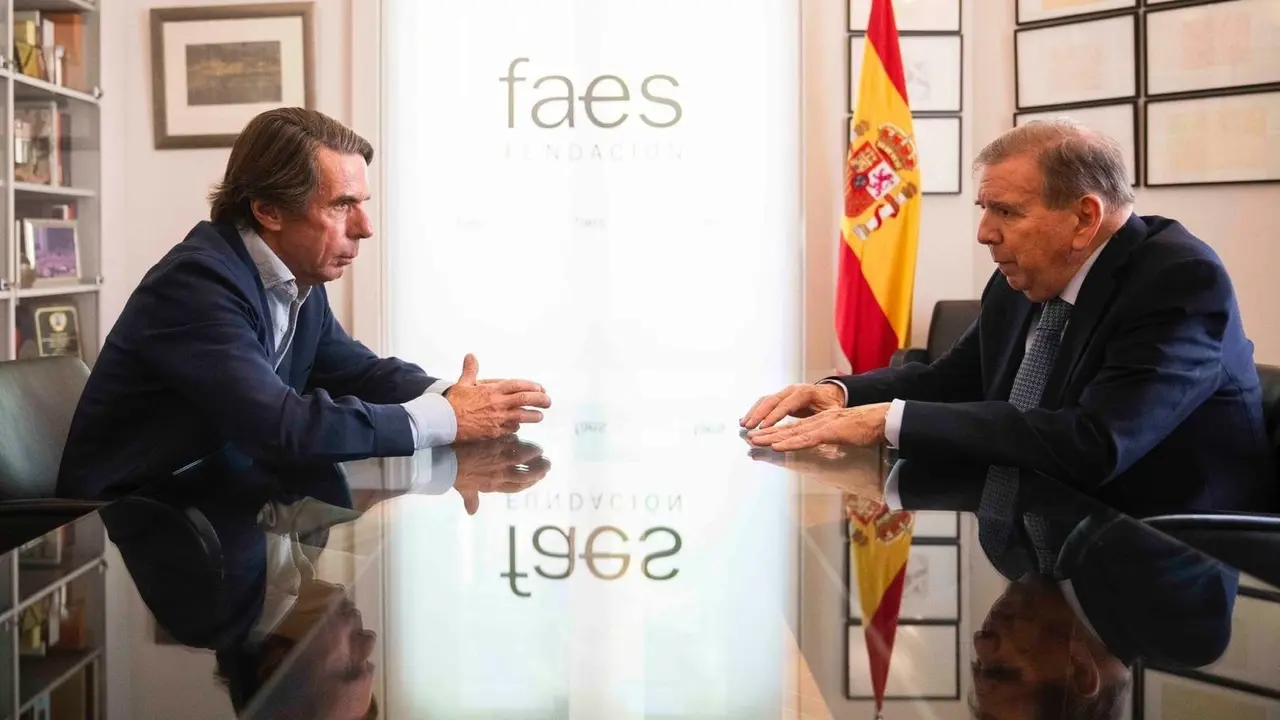 El expresidente del Gobierno Jos&eacute; Mar&iacute;a Aznar se re&uacute;ne con el candidato opositor Edmundo Gonz&aacute;lez en la sede de la fundaci&oacute;n FAES en Madrid. / FAES