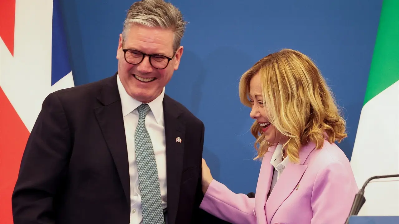 El primer ministro brit&aacute;nico, Keir Starmer, conversa con su hom&oacute;loga italiana, Giorgia Meloni, durante una conferencia de prensa. / Phil Noble