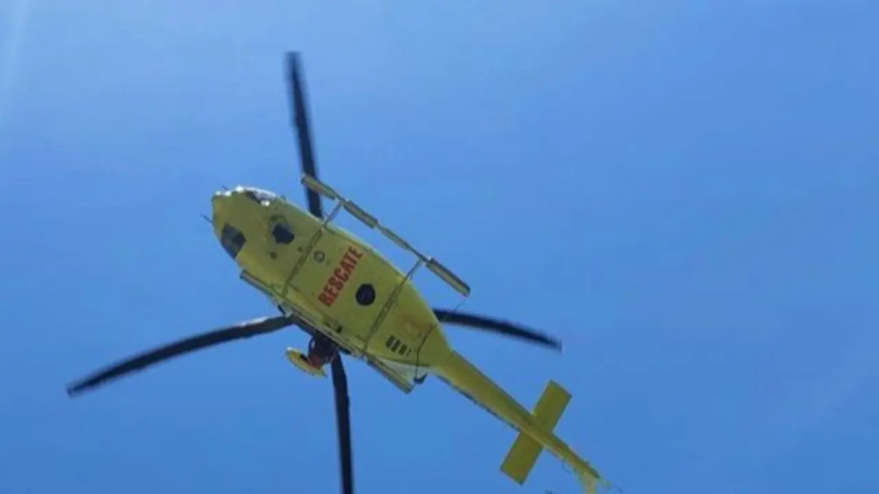 El helic&oacute;ptero del 112 realiza el rescate en Santo&ntilde;a. / 112