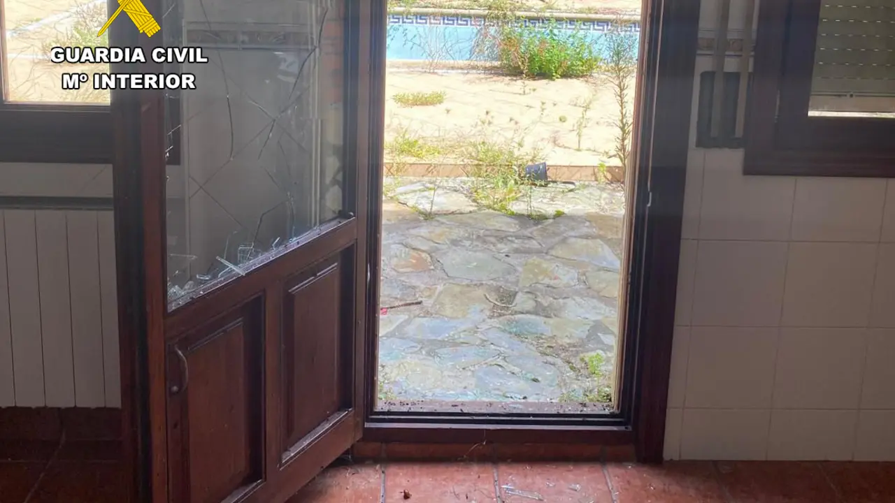 Fotograf&iacute;a de la puerta fracturada en Castro Urdiales