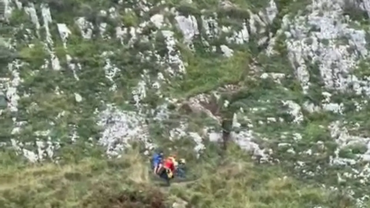 Momento del rescate al hombre herido. / 112