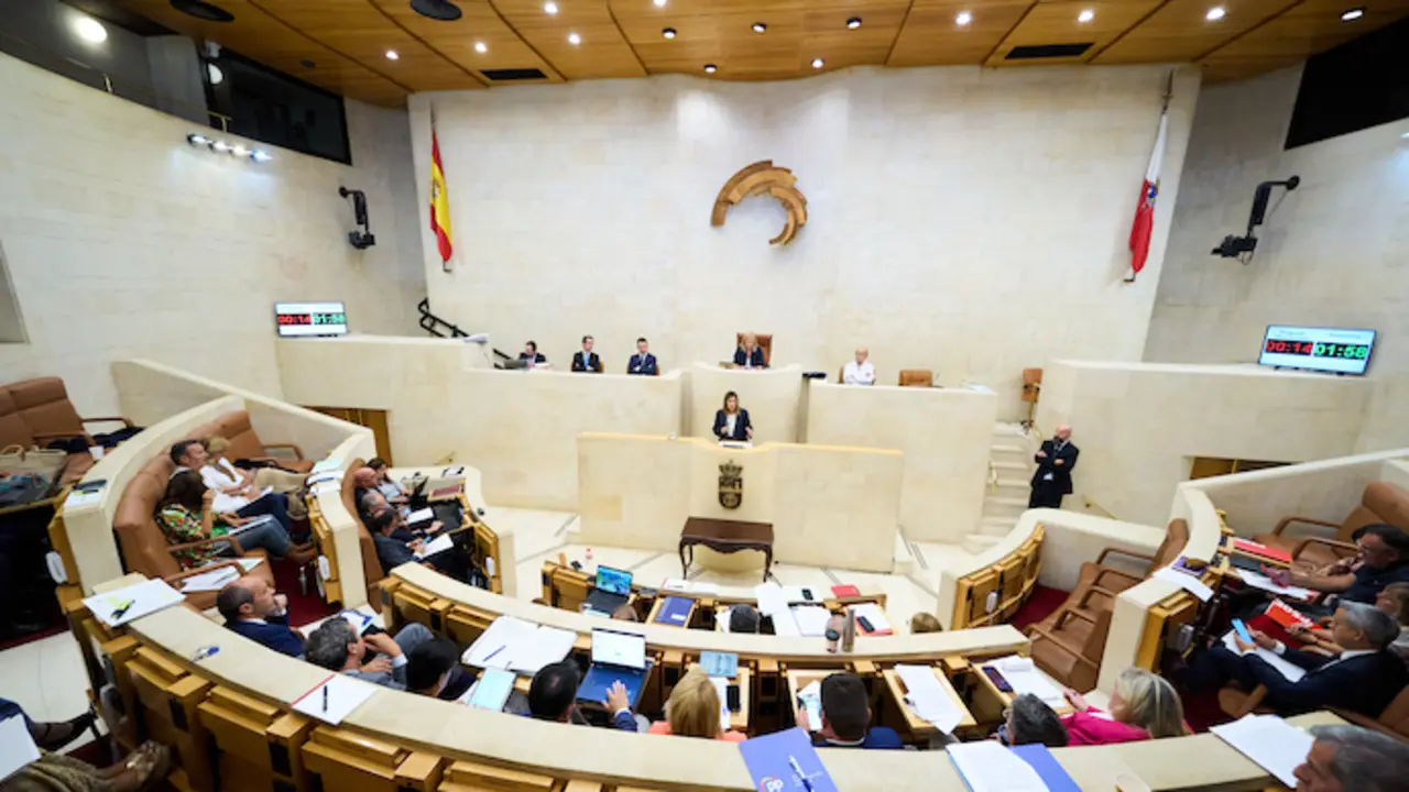 La presidenta de la Comunidad Aut&oacute;noma de Cantabria, Mar&iacute;a Jos&eacute; S&aacute;enz de Buruaga, durante la sesi&oacute;n del primer Pleno de legislatura. / Juanma Serrano