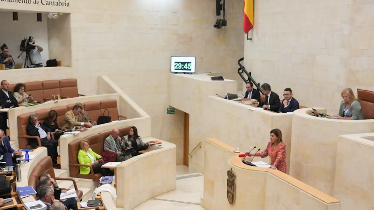 La presidenta de Cantabria, Mar&iacute;a Jos&eacute; S&aacute;enz de Buruaga, durante su intervenci&oacute;n en el Parlamento de Cantabria. / EP