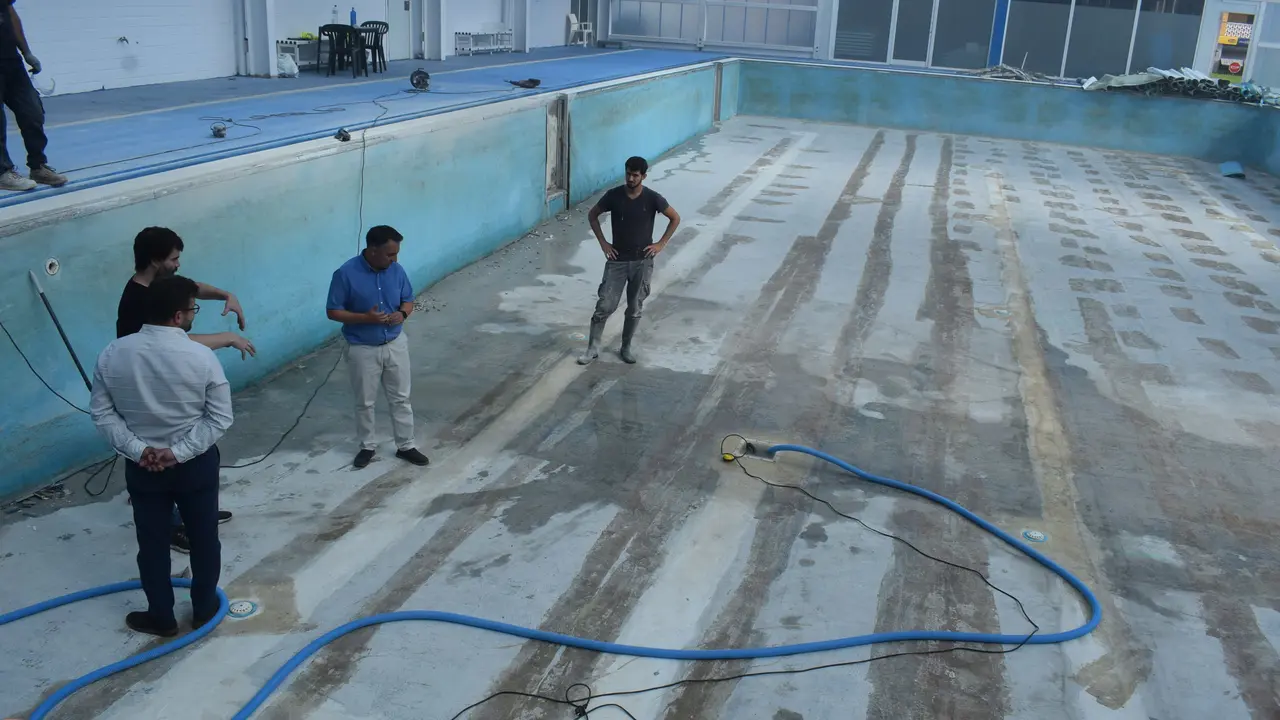 Visita del alcalde a las obras de la piscina de Renedo. / Alerta