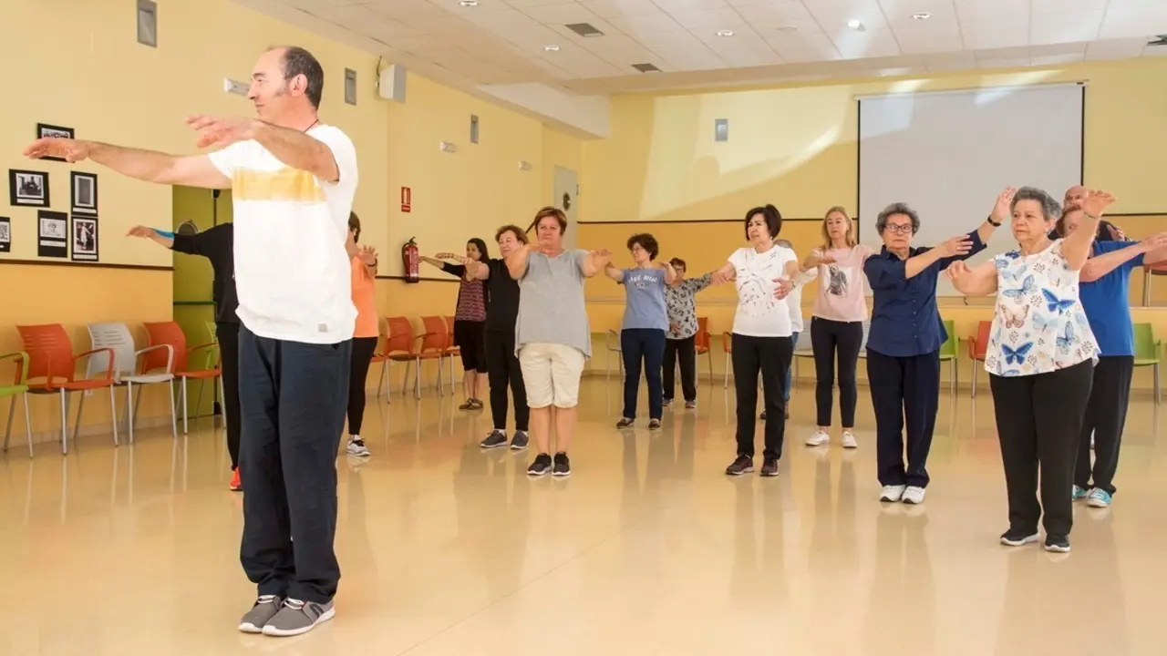 Clase para mayores de 55 a&ntilde;os del programa de salud de Camargo. / Alerta