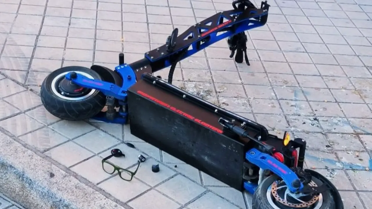 Patinete el&eacute;ctrico que conduc&iacute;a el menor que atropell&oacute; a la mujer. / ALERTA