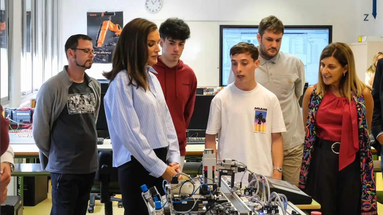 La Reina Letizia junto a Buruaga y alumnos de FP del instituto de Castro Urdiales. / Ra&uacute;l Lucio