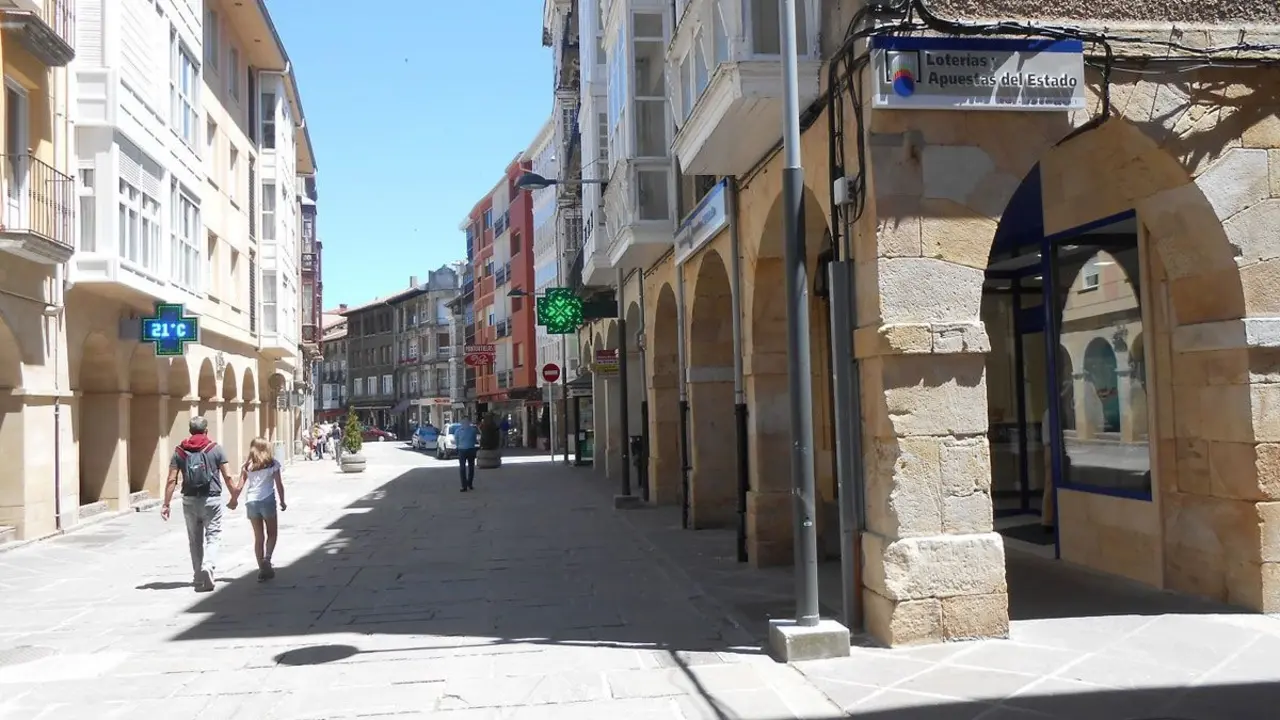 Dos personas caminan por la calle Mayor de Reinosa. / Alerta
