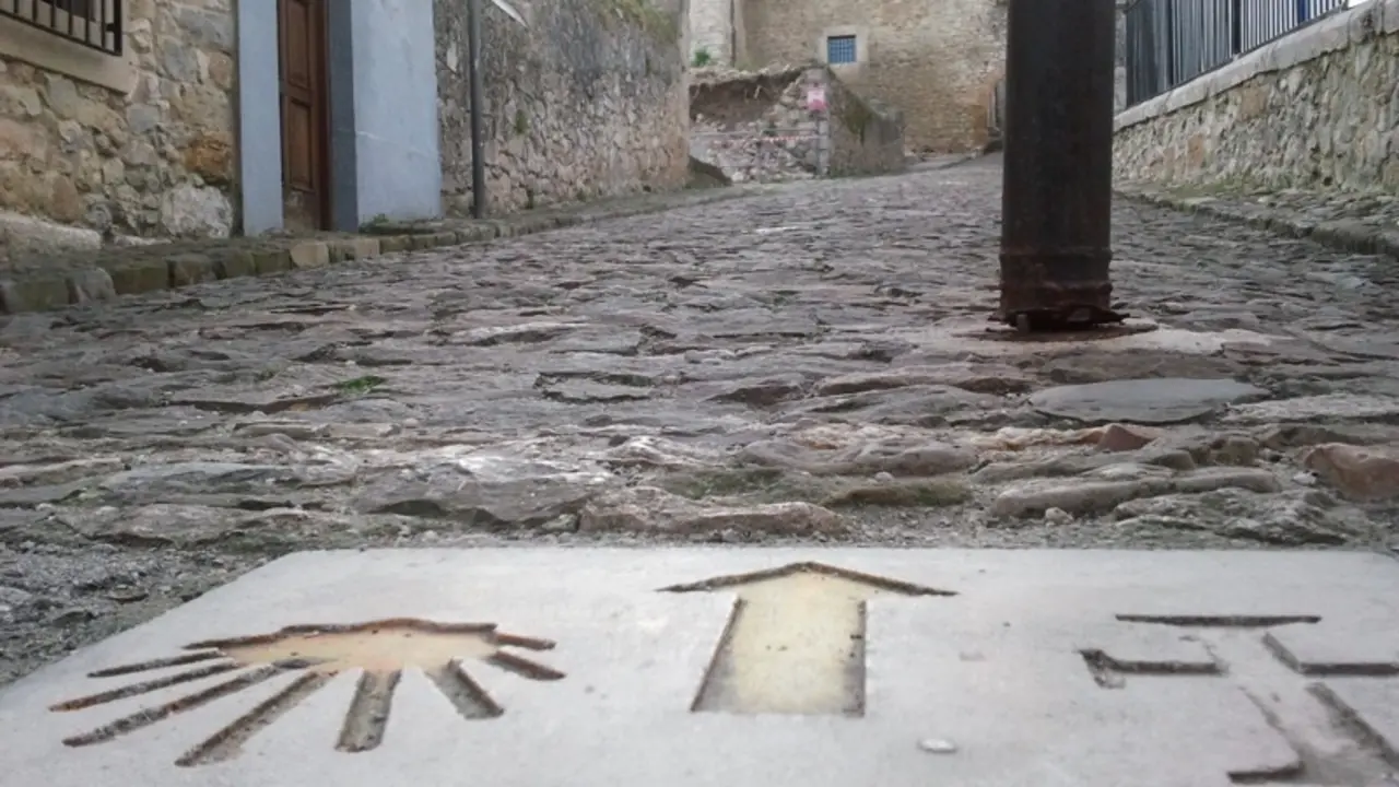 Se&ntilde;ales de peregrinaci&oacute;n del camino de Santiago. / Alerta