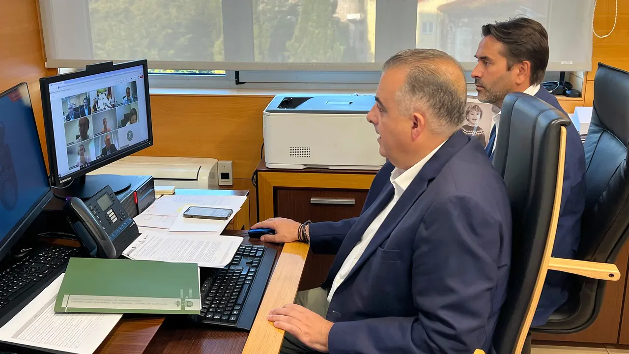 El consejero de Fomento, Vivienda, Ordenaci&oacute;n del Territorio y Medio Ambiente, Roberto Media, preside la Comisi&oacute;n de Seguimiento del Soterramiento de Torrelavega. / Alerta
