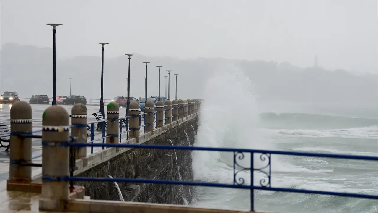 Vista del oleaje en el puerto de Santander. / Juan Manuel Serrano