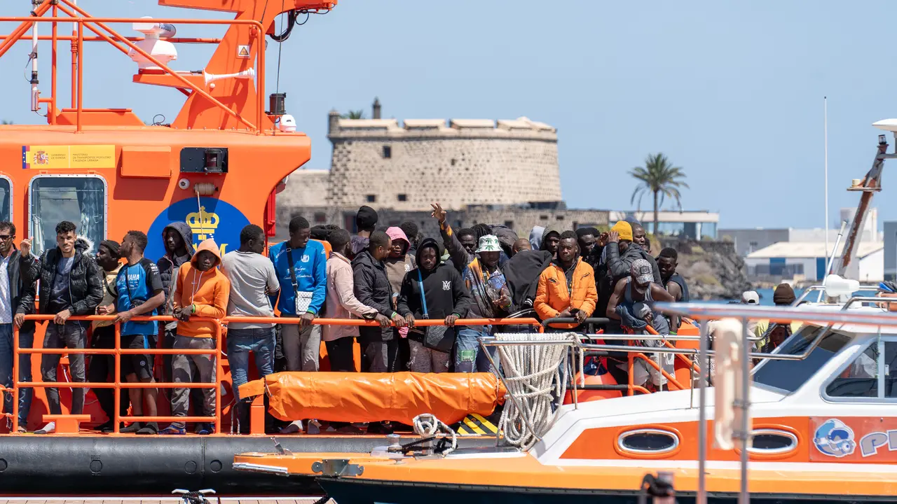 Varios migrantes llegan a bordo de la embarcaci&oacute;n de Salvamento &lsquo;Al Nair&rsquo; al muelle de Puerto Naos. / EP