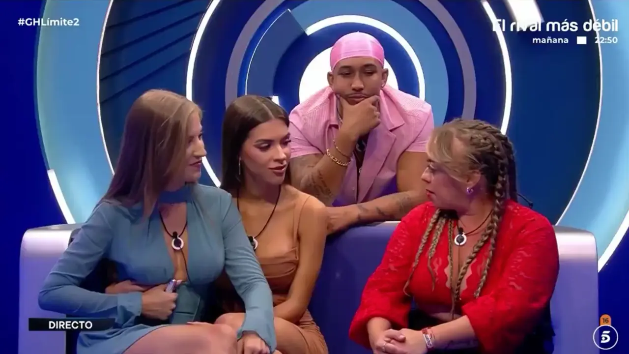 La c&aacute;ntabra, Maite, se encuentra con las gemelas. / GH