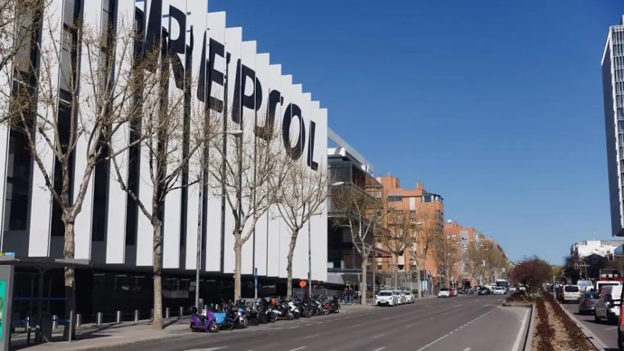 Fachada de la sede de Repsol en Madrid. / EP