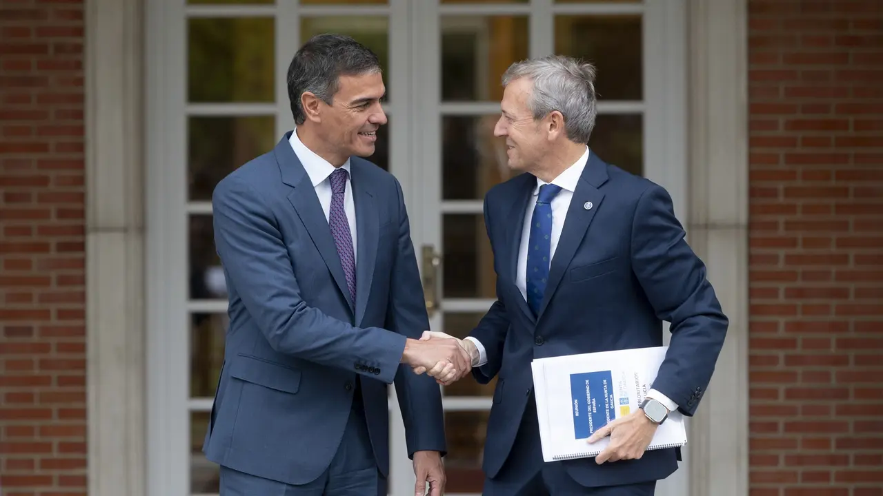 El presidente del Gobierno, Pedro S&aacute;nchez (i), recibe al presidente de la Xunta de Galicia, Alfonso Rueda (d), en el Complejo de La Moncloa. / Alberto Ortega