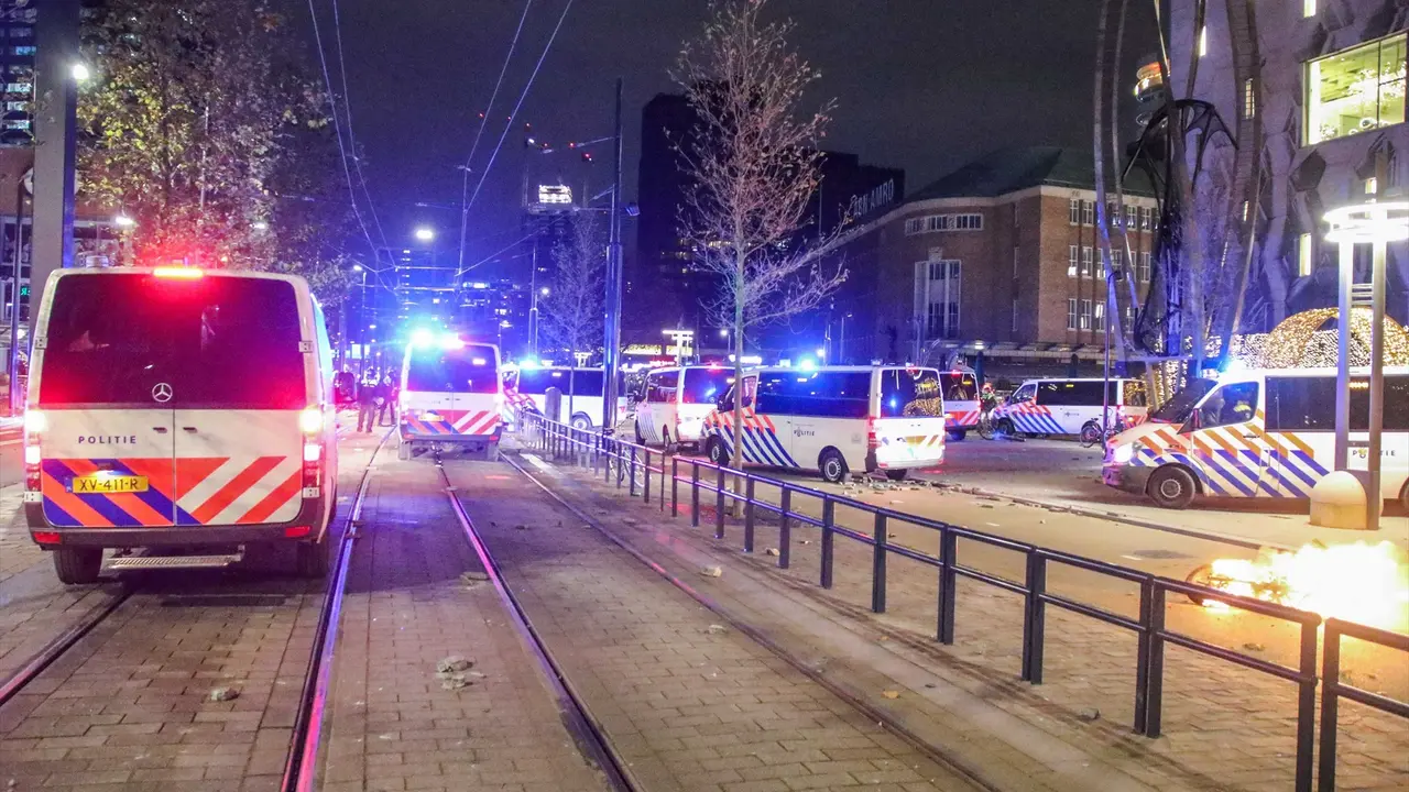 Varios coches de la polic&iacute;a en una calle de Rotterdam. / EP / Archivo