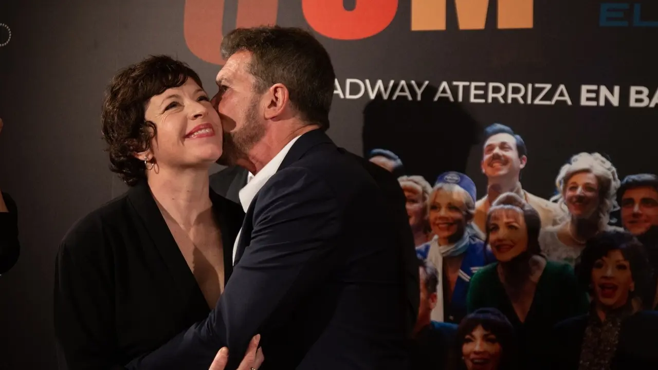Antonio Banderas y Marta Ribera posan en el photocall del estreno del musical 'Company' en el Teatro Apolo. / David Zorrakino