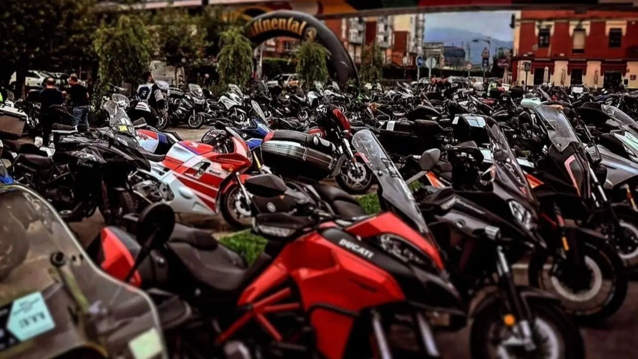 Las motos salen a la calle en Malia&ntilde;o. / Mariano Mora