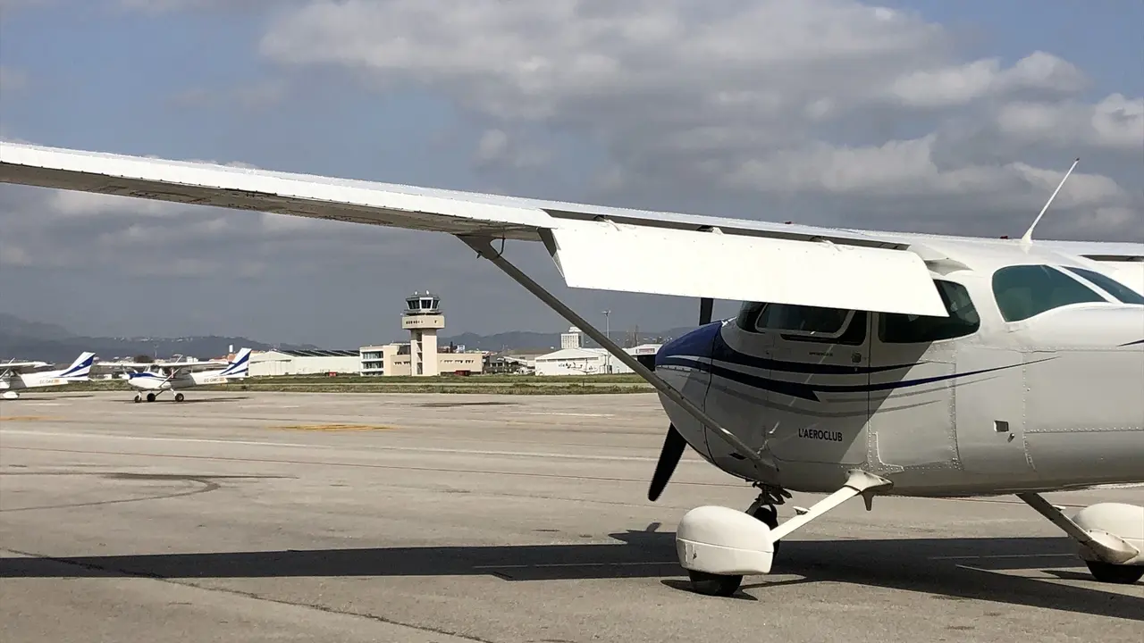 Una avioneta en un aeropuerto. EP / Archivo