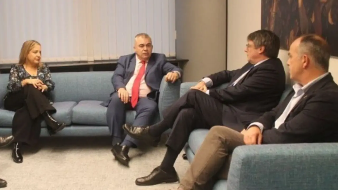 Reuni&oacute;n entre Santos Cerd&aacute;n y Carles Puigdemont. EP / Archivo