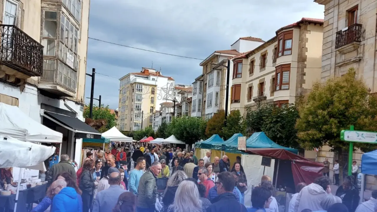 Feria de Comercio y Artesan&iacute;a colocada en la Avenida del Puente de Carlos III y Calle Mayor. / A.E.