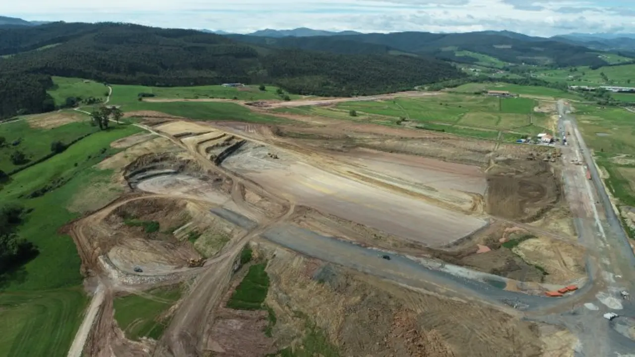 Imagen a&eacute;rea del avance de las obras de la Etapa 1 del PSIR AIEP Llano de la Pasiega