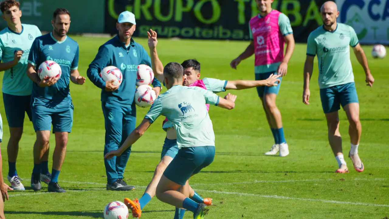 Jos&eacute; &Aacute;lberto, dirige el entrenamiento de cara al partido frente al Castell&oacute;n. / RRC