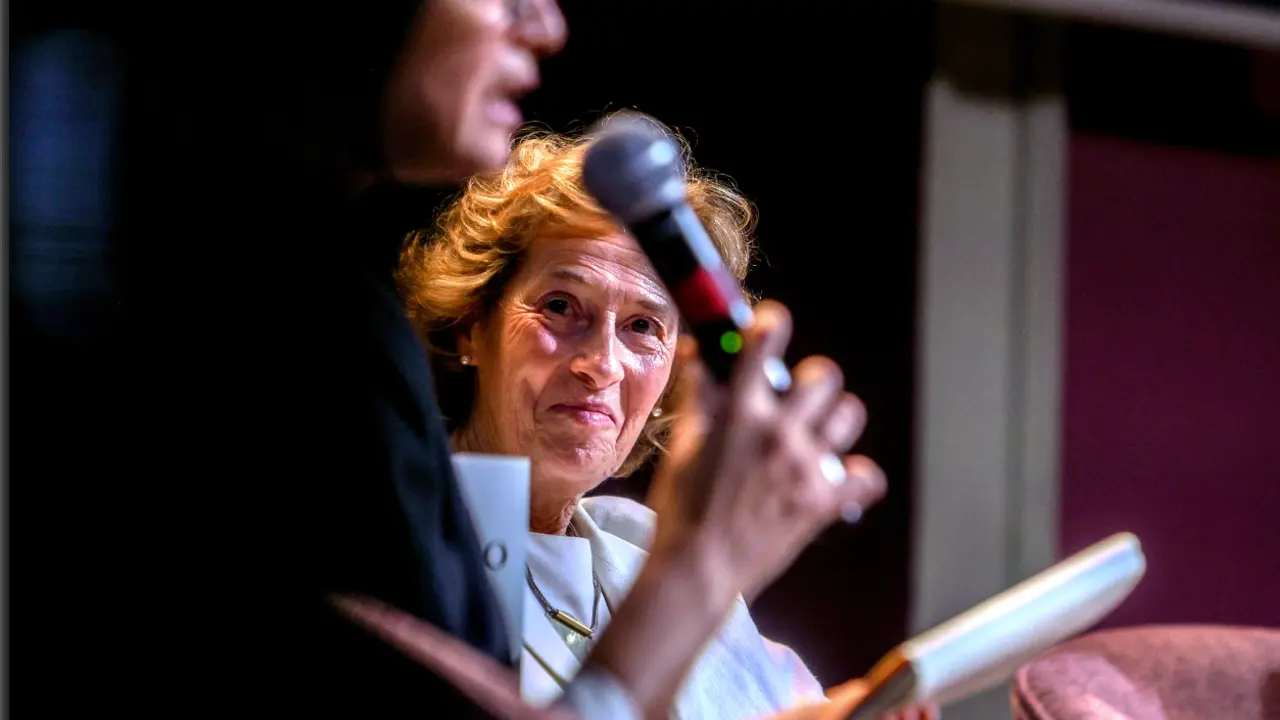 La escritora Julia Navarro durante la presentaci&oacute;n de la novela presentaci&oacute;n de la novela 'El ni&ntilde;o que perdi&oacute; la guerra', de Julia Navarro en el Ateneo de Madrid, a 12 de septiembre de 2024, en Madrid (Espa&ntilde;a). Escrito por Julia Navarro, &lsquo;El ni&ntilde;o que perdi&oacute; la guerra&rsquo; cuenta la historia de un ni&ntilde;o espa&ntilde;ol enviado a la Uni&oacute;n Sovi&eacute;tica en los &uacute;ltimos d&iacute;as de la Guerra Civil Espa&ntilde;ola en contra de la voluntad leer m&aacute;s de su madre que trabaja como caricaturista para diarios republicanos.
Firma: Ricardo Rubio / Europa Press
Personajes: JULIA NAVARRO