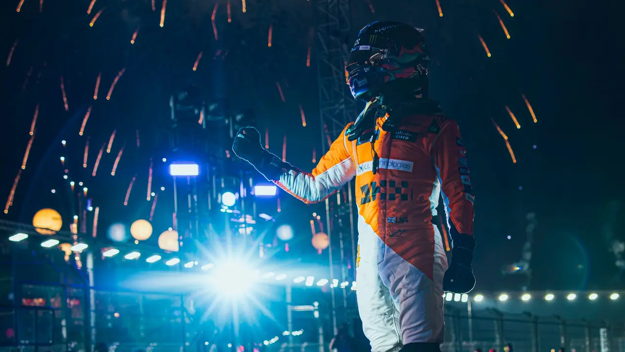 Norris celebra la victoria en Singapur. / F1