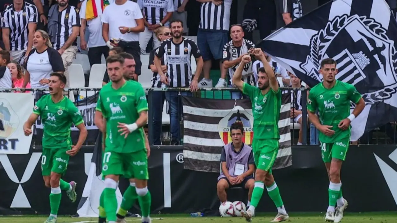 Los jugadores del Racing celebran el gol de Andr&eacute;s de penalti. / L.H.