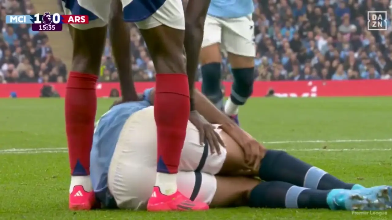 Rodri Hern&aacute;ndez doli&eacute;ndose de la rodilla. / Red X