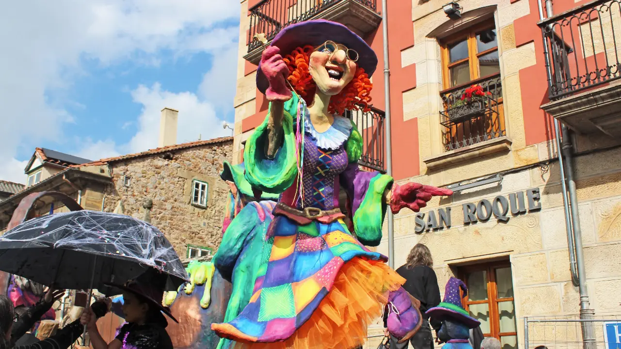 &lsquo;Akelarre&rsquo;, de la Pe&ntilde;a Carroceros Veteranos, gana el concurso de carrozas en Reinosa.