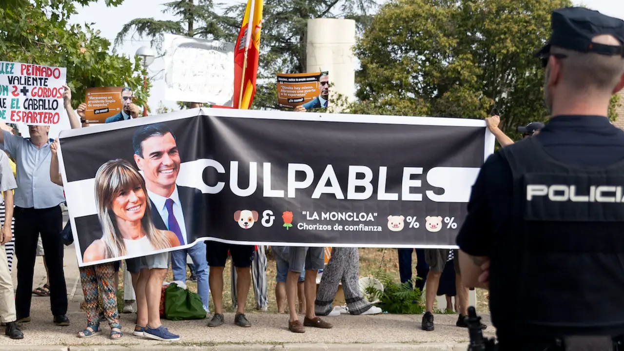 Manifestantes con pancartas a la entrada de la testifical del presidente de Gobierno, en el Palacio de La Moncloa, a 30 de julio de 2024, en Madrid (Espa&ntilde;a). El juez que investiga a Bego&ntilde;a G&oacute;mez por tr&aacute;fico de influencias y corrupci&oacute;n en los negocios se desplaza hoy al Palacio de La Moncloa donde ha tomado declaraci&oacute;n testifical al presidente del Gobierno, Pedro S&aacute;nchez. El magistrado ha acordado que al interrogatorio deben asistir las defensas de los tres investigados --G&oacute;mez, el empresario Juan Carlos Barrab&eacute;s y el rector de la Universidad Complutense de Madrid (UCM), Joaqu&iacute;n Goyache--, el fiscal Jos&eacute; Manuel San Baldomero, y la abogada de Vox, Marta Castro, en representaci&oacute;n de las acusaciones populares.
Fecha: 30/07/2024. leer menos

Foto de ARCHIVO

Firma: Eduardo Parra / Europa Press