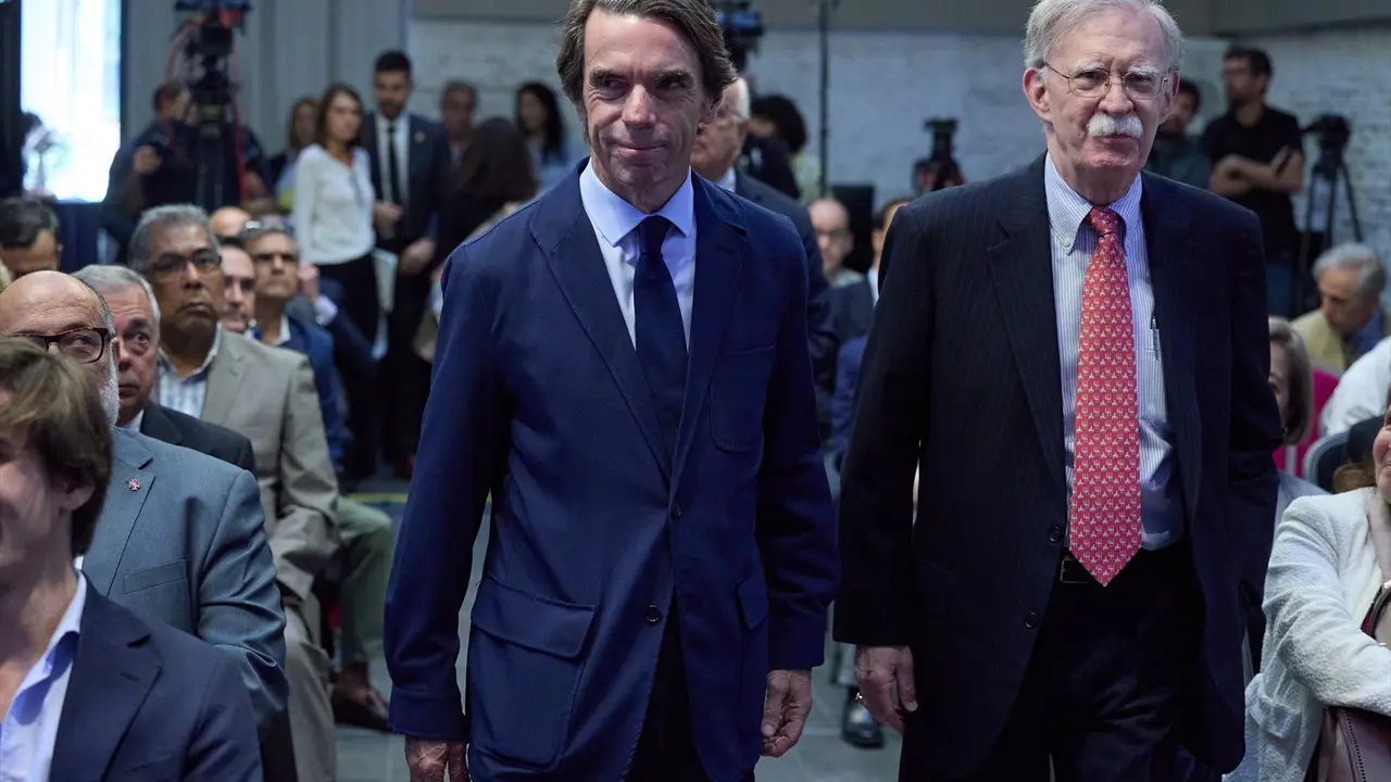 El expresidente del Gobierno Jos&eacute; Mar&iacute;a Aznar (i) y el exasesor de seguridad de Estados Unidos, John Bolton (d), llegan a la inauguraci&oacute;n del 'Campus FAES 2024'. / Jes&uacute;s Hell&iacute;n