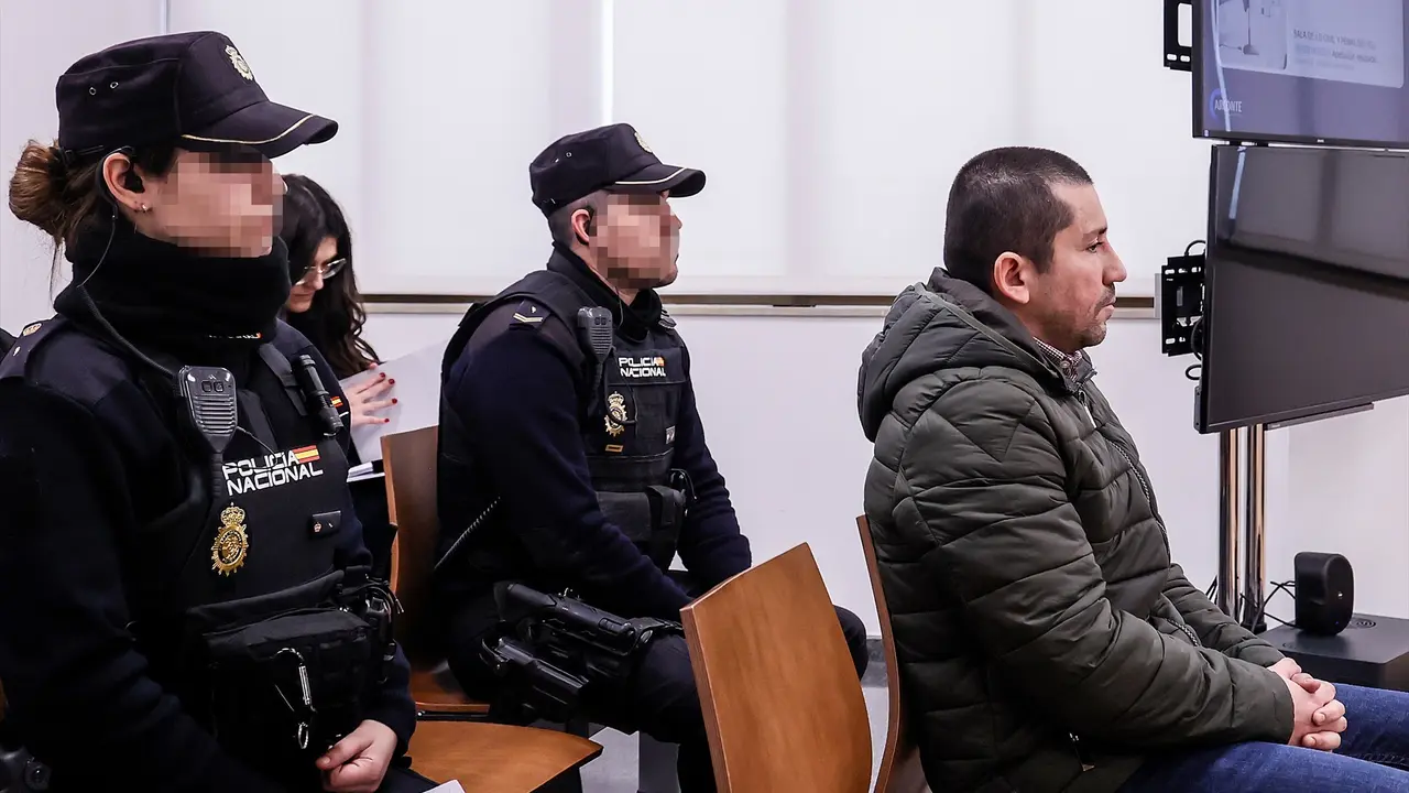 El acusado Jorge Ignacio P.J (d) se sienta en el banquillo acusado de asesinar a varias mujeres, en la sede provisional del TSJCV. / Rober Solsona