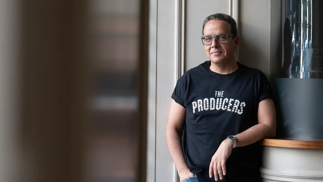 El director art&iacute;stico &Agrave;ngel Ll&agrave;cer posa por la presentaci&oacute;n del musical &lsquo;The Producers&rsquo;. / David Zorrakino