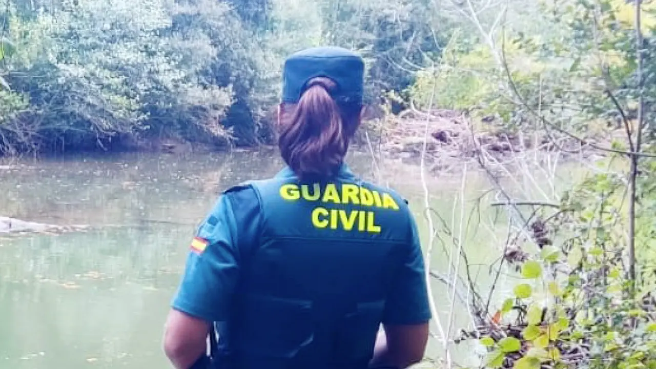 Un agente de la &ccedil;Guardia Civil junto al As&oacute;n. / OPC