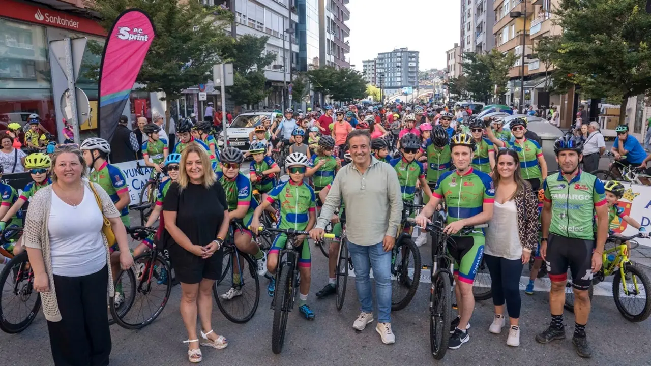 Diego Movellán junto a miembros del equipo de Gobierno en el d&iacute;a de la Bici del a&ntilde;o pasado. / Alerta