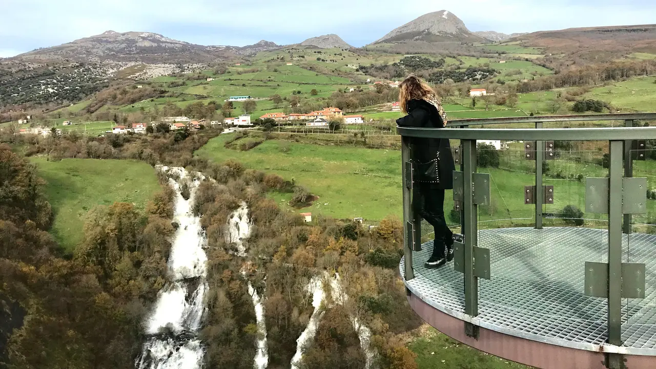Una mujer mira el paisaje desde un mirador. / Alerta
