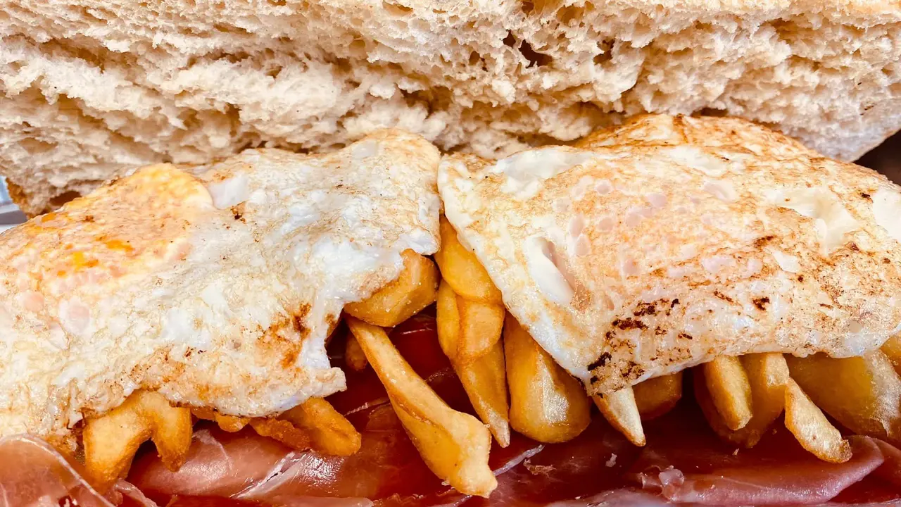 Uno de los bocadillos m&aacute;s pedidos que sirven en el bar. / Ges Solares