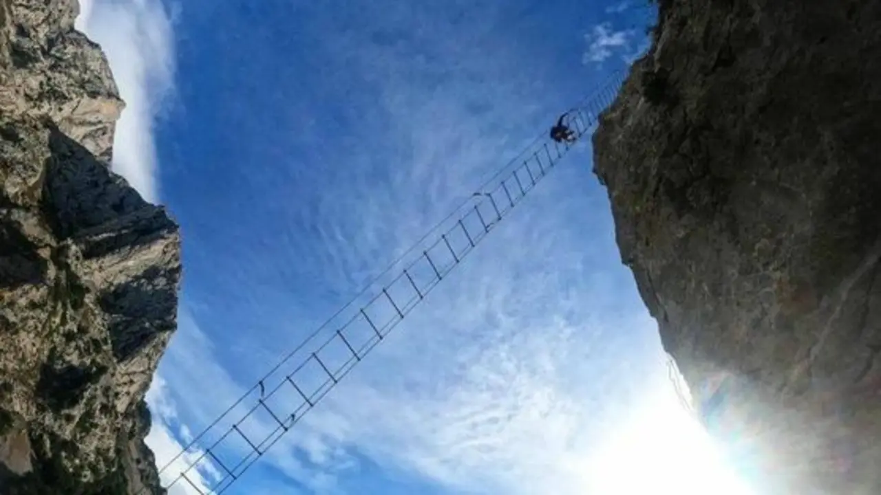La 'Escalera al Cielo' en La Hermida, Cantabria. / Costa verde Aventura