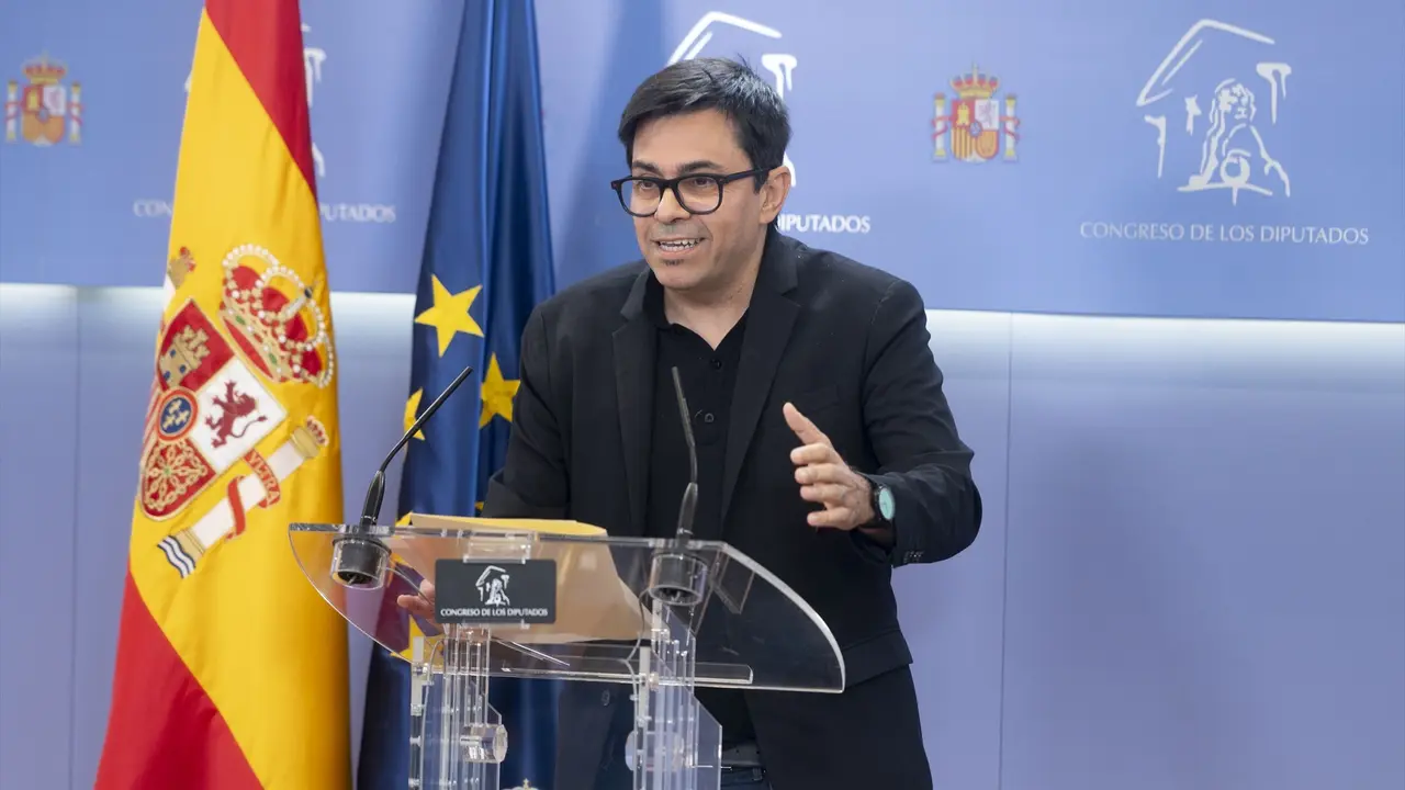 El diputado de Sumar Gerardo Pisarello durante una rueda de prensa. / Alberto Ortega