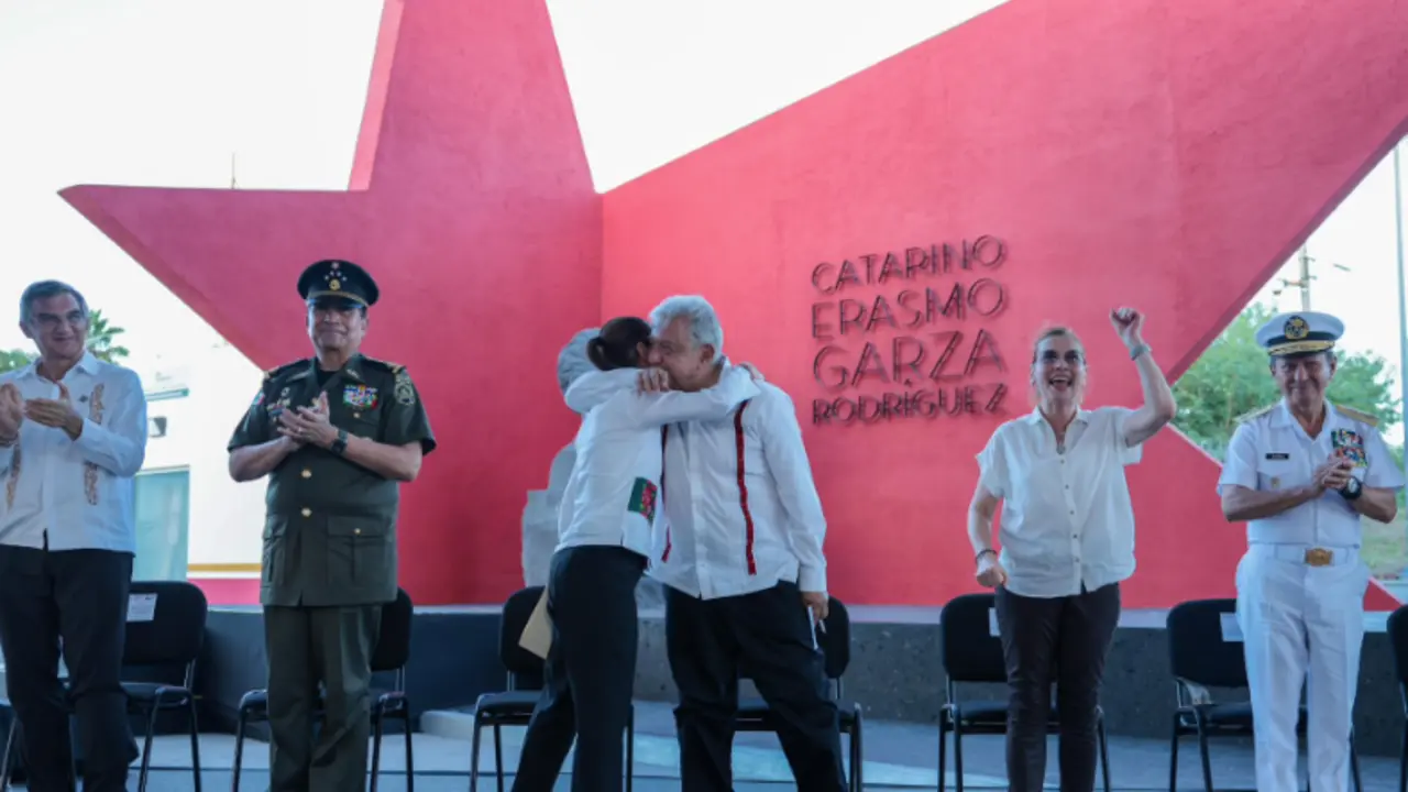 La neocomunista: La Dra. Claudia Sheinbaum, presidenta electa de M&eacute;xico, acompa&ntilde;ando al presidente L&oacute;pez Obrador y a Beatriz Guti&eacute;rrez M&uuml;ller en un acto de repatriaci&oacute;n y memoria del revolucionario Catarino Garza en Matamoros, Tamaulipas. Sheinbaum ha sido criticada por su perfil autoritario y por excluir al Rey Felipe VI de su toma de posesi&oacute;n mientras invita a figuras como Vladimir Putin y Nicol&aacute;s Maduro. / X