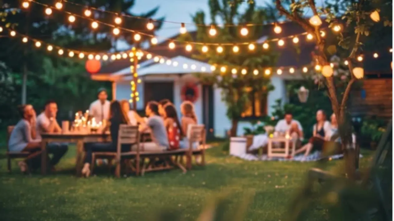 Varias personas disfrutan de una fiesta entre amigos. / A.S.