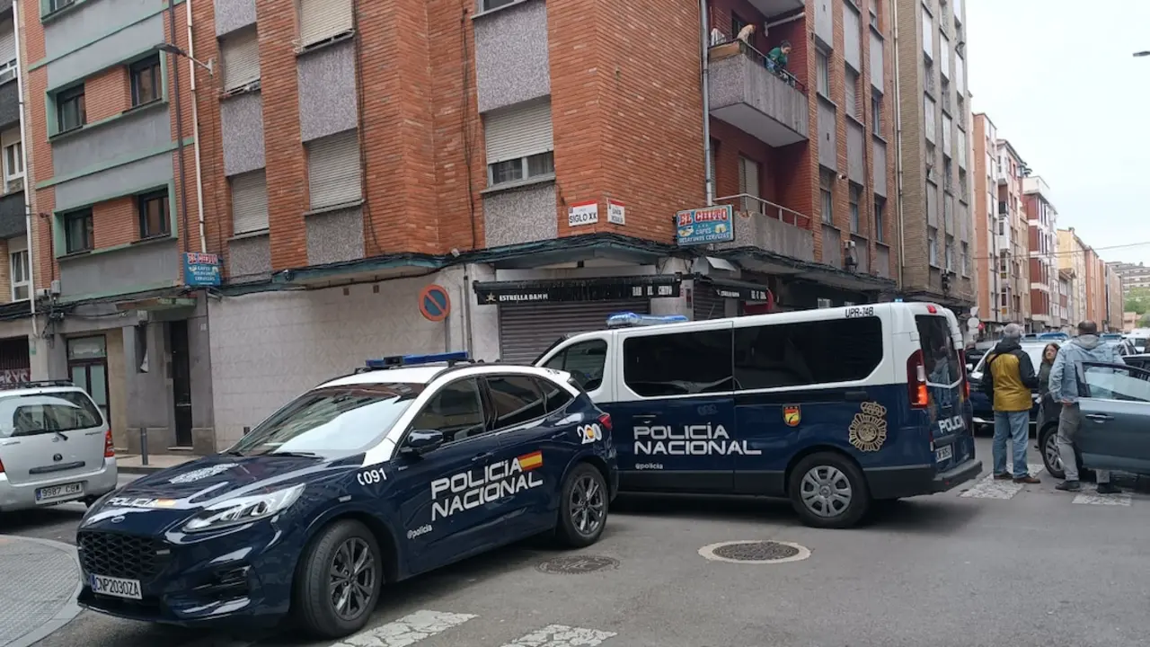 Intervenci&oacute;n de la Polic&iacute;a Nacional en un enfrentamiento entre un grupo de personas en Gij&oacute;n. / A.E.