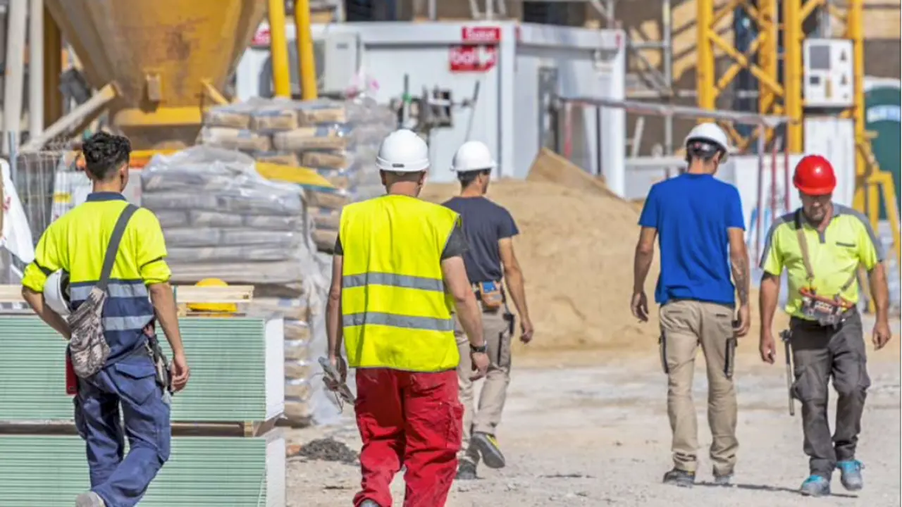 Trabajadores de la construcci&oacute;n dirigi&eacute;ndose a la obra en una ma&ntilde;ana de arduo trabajo, simbolizando el esfuerzo diario que impulsa el desarrollo. / a.E.