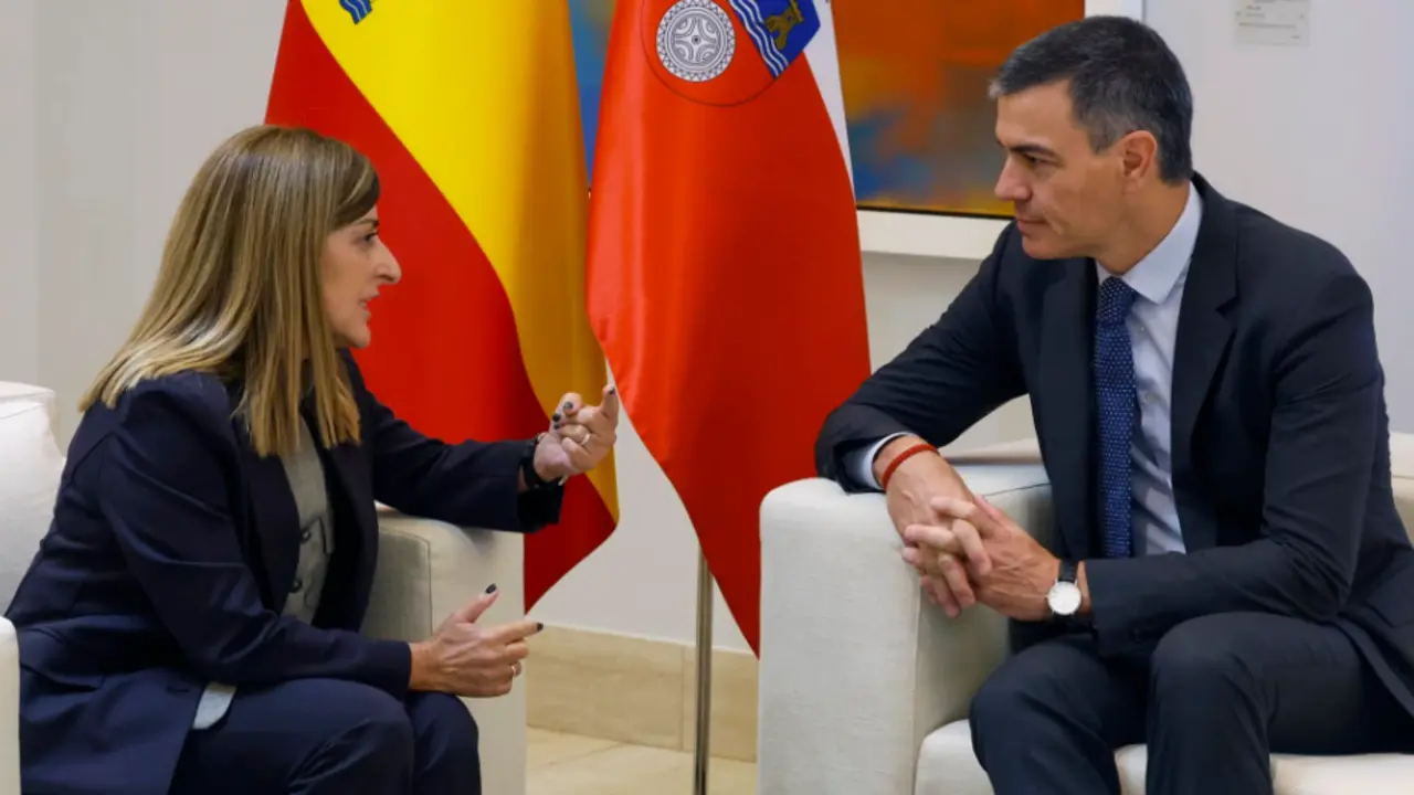 La presidenta de Cantabria, Mar&iacute;a Jos&eacute; S&aacute;enz de Buruaga durante la reuni&oacute;n con Pedro S&aacute;nchez en La Moncloa. / A.E.