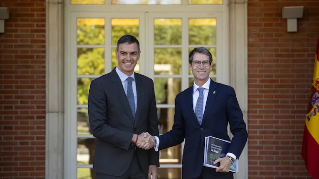 El presidente del Gobierno, Pedro S&aacute;nchez (i), recibe al presidente de La Rioja, Gonzalo Capell&aacute;n (d). / EP