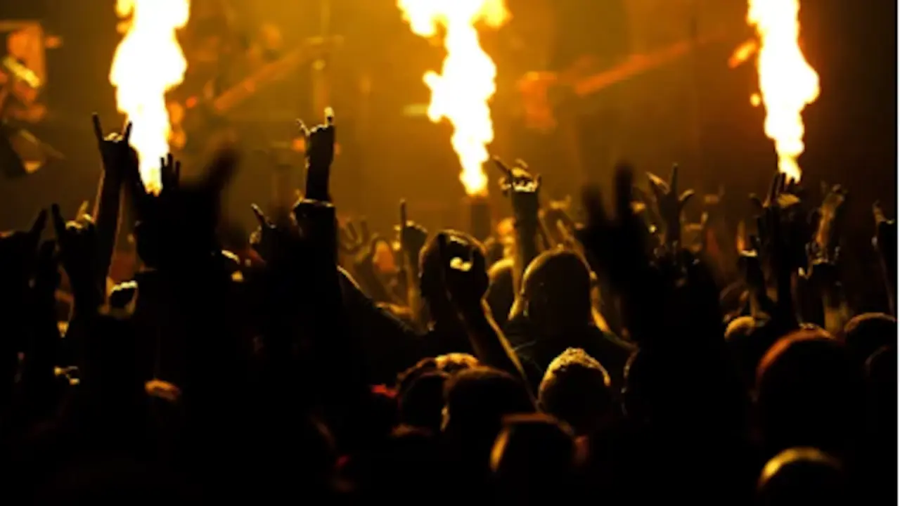 Varias personas asisten a un concierto de rock. / A.S.