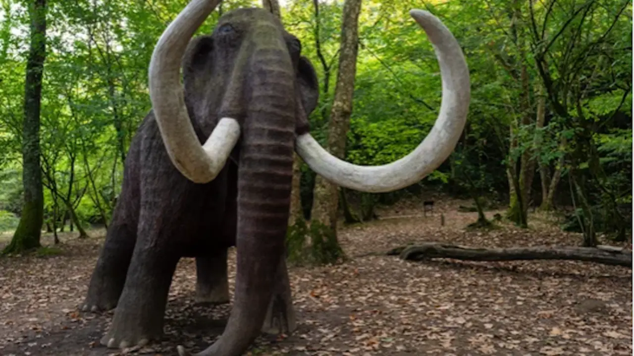 El mamut en el Parque Paleol&iacute;tico de la Cueva del Valle en Rasines. / A.S.P